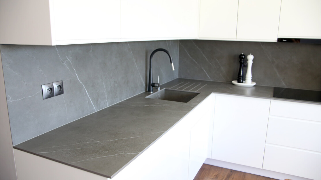 Küchenarbeitsplatten, Wandpaneele, Waschbecken aus Pietra Grey