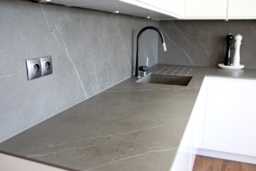 Küchenarbeitsplatten, Wandpaneele, Waschbecken aus Pietra Grey