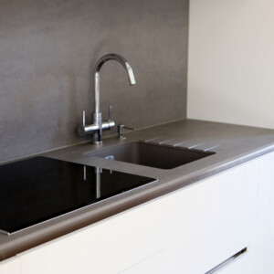 Küchenarbeitsplatten, Waschbecken, Wände aus Pietra di Savoia Grigia