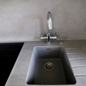 Küchenarbeitsplatten, Waschbecken, Wände aus Pietra di Savoia Grigia